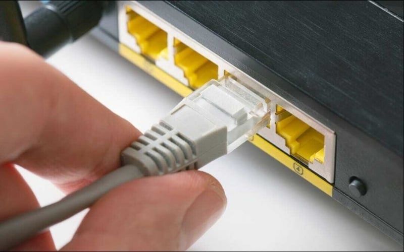 Cơ sở hạ tầng mạng có dây gồm 3 thành phần chính: NIC xử lý tín hiệu, cáp Ethernet truyền dữ liệu, và switch/router quản lý luồng kết nối