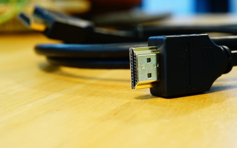 Cực kỳ tiện lợi và gọn gàng vì chỉ cần sử dụng một sợi cáp duy nhất cho cả hình ảnh và âm thanh