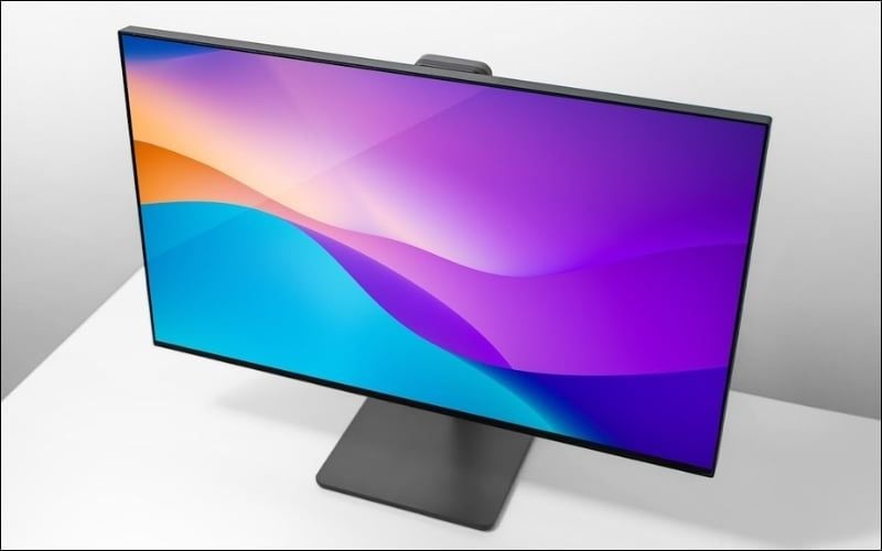 Màn hình Glossy có bề mặt nhẵn bóng và phản chiếu ánh sáng mạnh