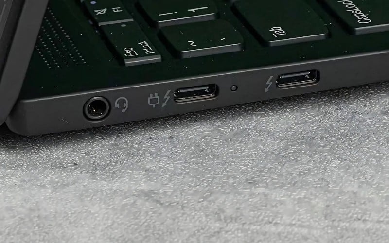 Thunderbolt kết hợp hai giao thức PCI Express và DisplayPort vào chung một cổng vật lý