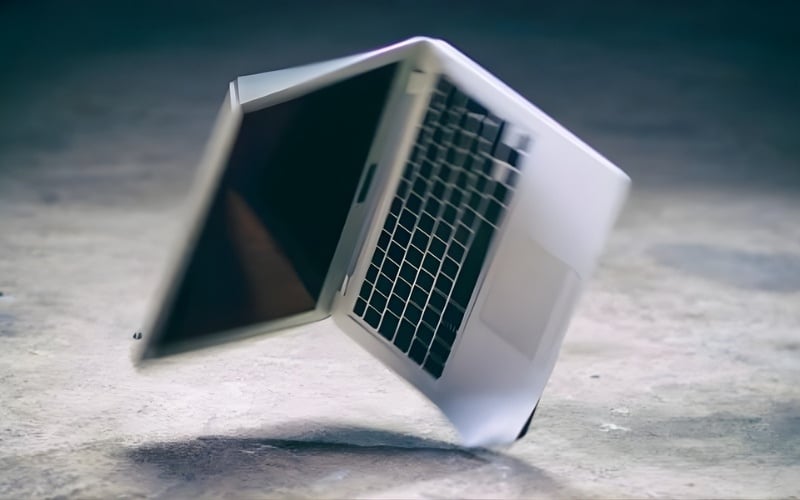 Các&nbsp;tác động vật lý&nbsp;như va đập mạnh, làm rơi laptop là nguyên nhân gây ra điểm chết