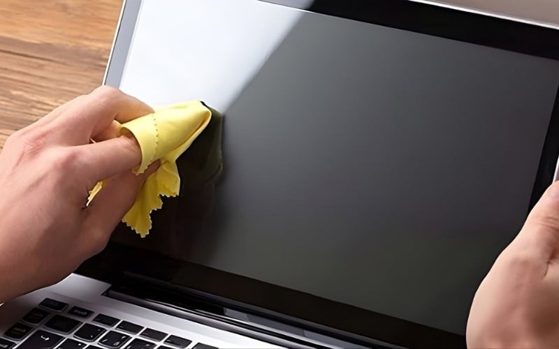 Bạn cần cẩn thận và không nên dùng lực quá mạnh để tránh làm hỏng màn hình