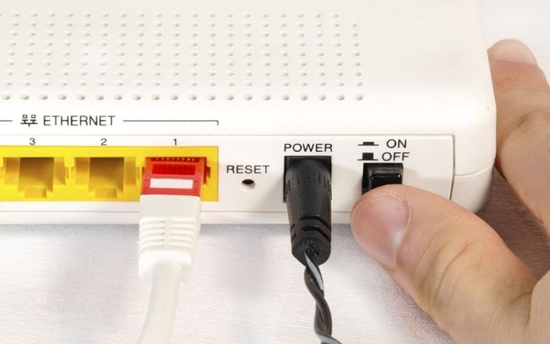 Khởi động lại router nếu giao diện treo hoặc không phản hồi