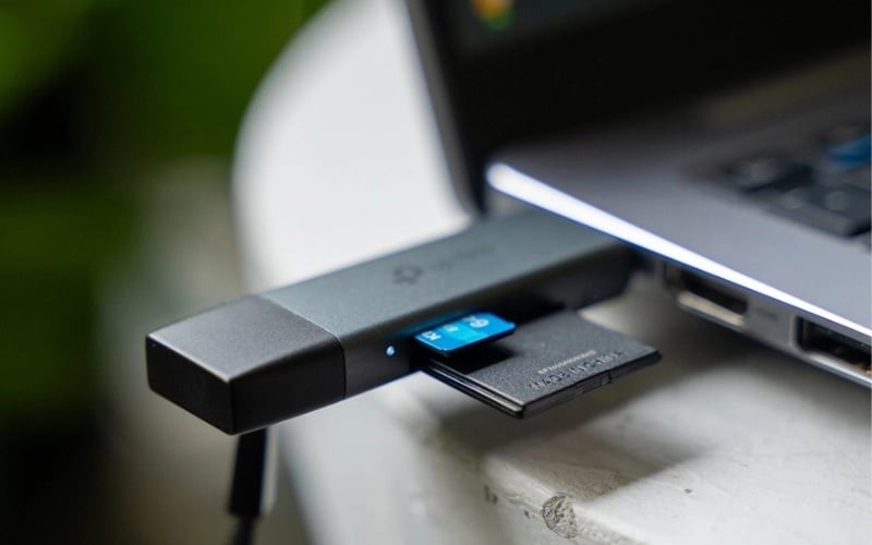 Cắm thẻ vào đầu đọc rồi kết nối với laptop và sao chép ảnh vào máy