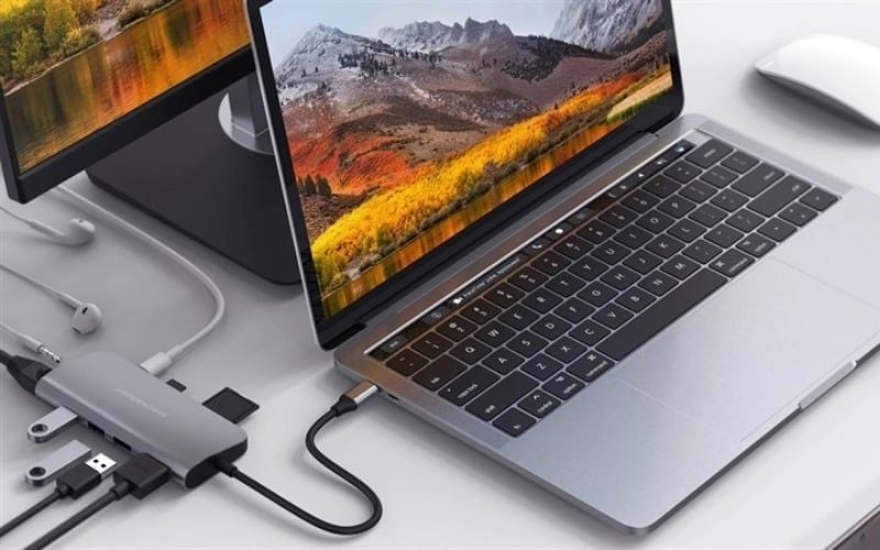 Nên cắm sạc laptop kể cả khi không sử dụng