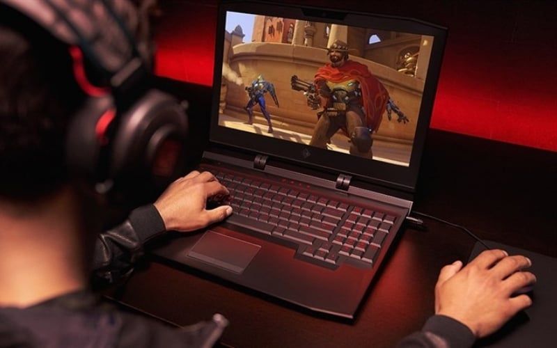 Laptop gaming và đồ họa cần cắm sạc để đảm bảo CPU, GPU hoạt động hết công suất, tránh giật lag, giảm FPS