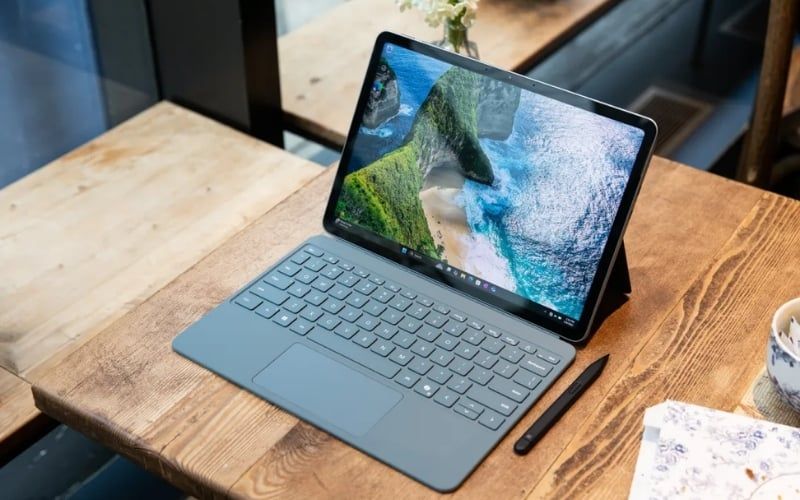 Pin laptop cần thay khi thời gian dùng giảm mạnh, sập nguồn bất ngờ, pin phồng, sạc không đầy hoặc hệ điều hành cảnh báo