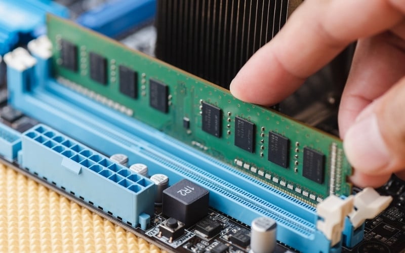 Thiếu RAM sẽ khiến máy phải liên tục đọc dữ liệu từ ổ cứng, gây ra hiện tượng giật, khựng hình