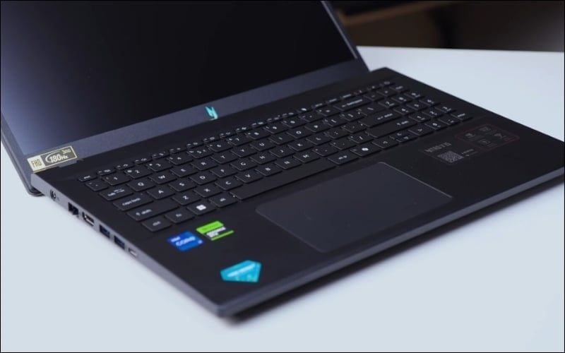 Máy tính được trang bị bàn phím full-size, hành trình phím sâu&nbsp;cùng&nbsp;touchpad mượt mà