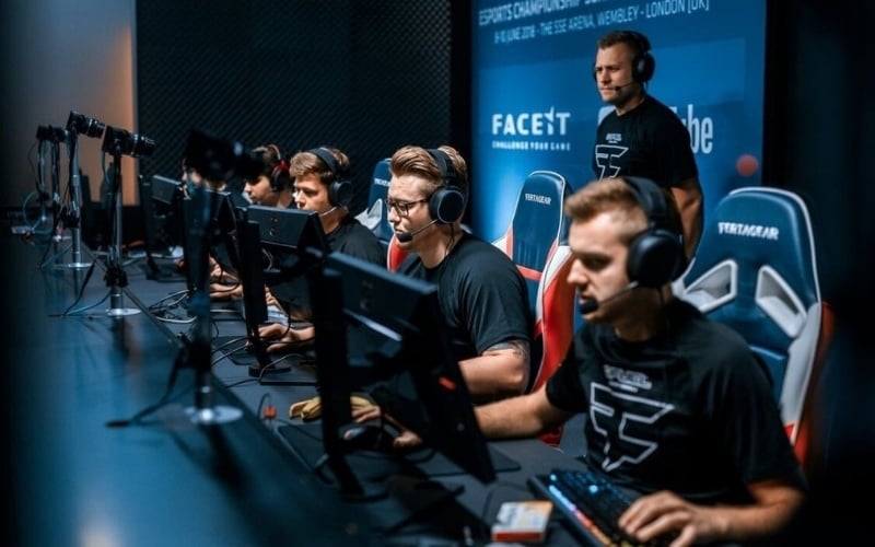 Chuột, bàn phím và tai nghe là những thiết bị mà game thủ tương tác trực tiếp