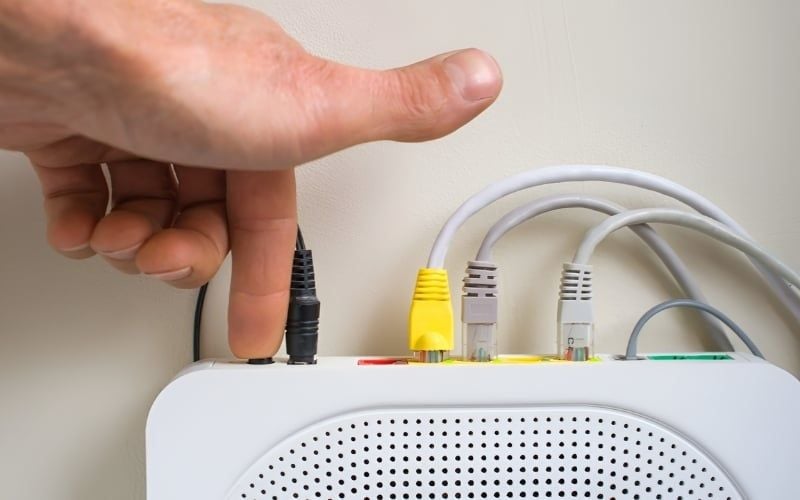 Khởi động lại modem và router, đồng thời kiểm tra lại dây cáp mạng