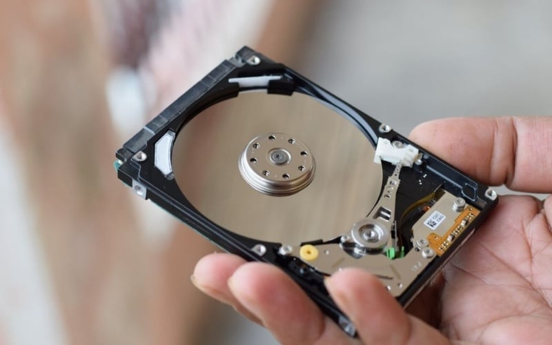HDD là ổ cứng truyền thống sử dụng cơ chế cơ học để lưu trữ dữ liệu