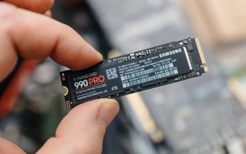 SSD là thiết bị lưu trữ không có bộ phận chuyển động, sử dụng các vi mạch để truy xuất dữ liệu