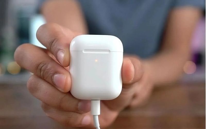 Sạc đầy pin tai nghe để đảm bảo kết nối tốt