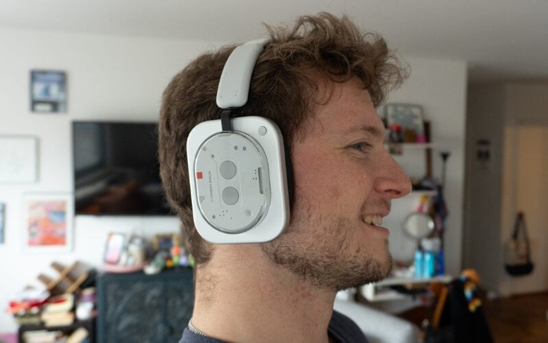 Tai nghe over-ear (chụp tai hoàn toàn) có phần đệm bao trọn vành tai