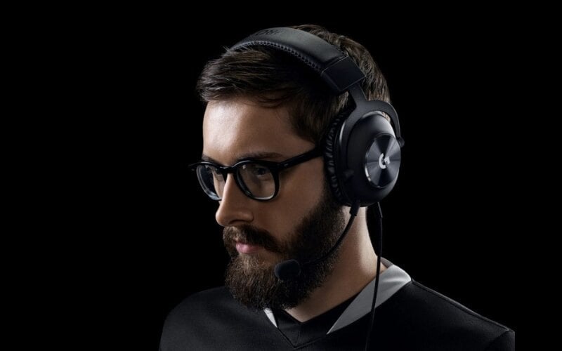 Nên chọn headset có microphone để đàm thoại và giao tiếp chiến thuật cùng đồng đội