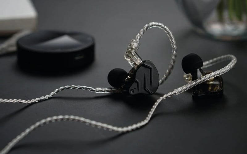 In-ear có housing dạng ống nhét sâu, kết hợp ear tips giúp cách âm rất tốt