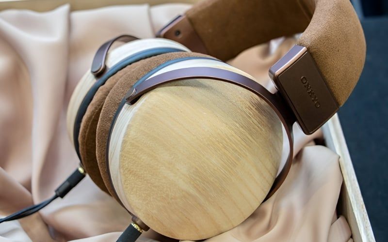 Housing gỗ mang đến âm thanh ấm áp, mượt mà, thường dùng trên tai nghe audiophile