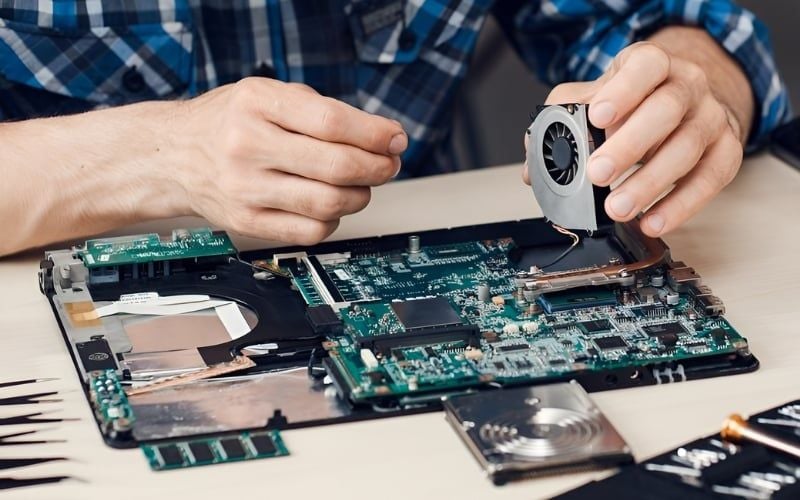 Mainboard là bo mạch chủ kết nối và điều phối mọi linh kiện trong laptop