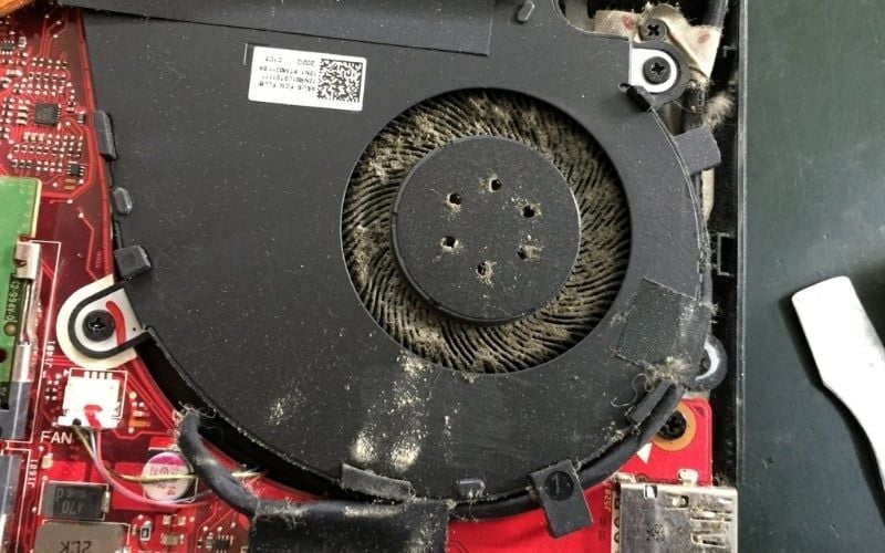 Bụi bẩn làm tắc khe thoát gió khiến main laptop bị hỏng
