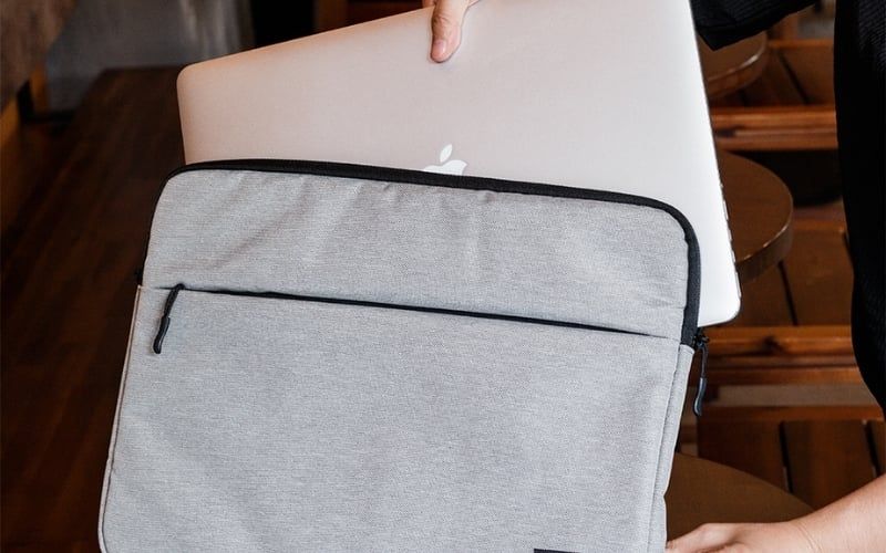 Dùng túi chống sốc để bảo vệ laptop