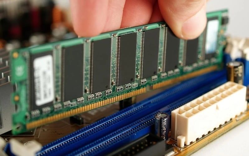 RAM là bộ nhớ lưu trữ dữ liệu tạm thời để CPU xử lý nhanh chóng