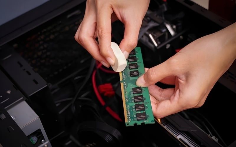 Vệ sinh RAM bằng gôm tẩy