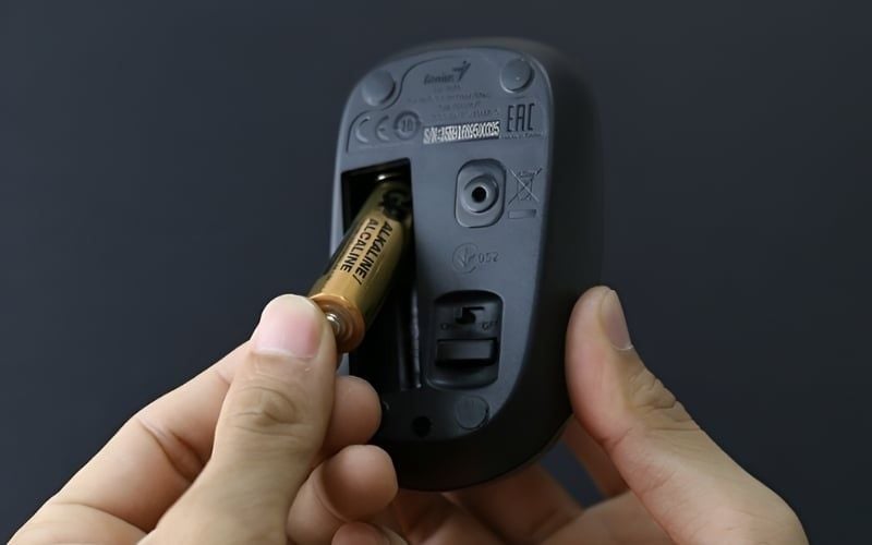 Thử thay pin mới và kết nối lại chuột với laptop