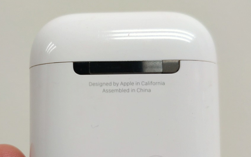 Hộp AirPods thật sử dụng font chữ San Francisco độc quyền
