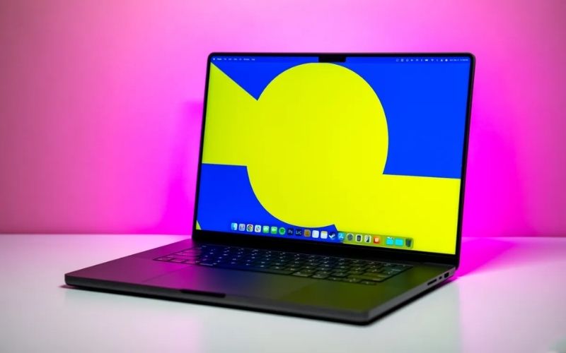 Sinh viên Digital Marketing nên chọn laptop màn hình Full HD, tấm nền IPS, kích thước 14–15.6 inch để hiển thị sắc nét, màu chuẩn