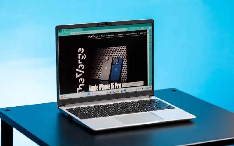 Laptop cho sinh viên Digital Marketing nên nhẹ dưới 1.7kg, pin 5–7 giờ và đủ cổng USB, HDMI, jack tai nghe