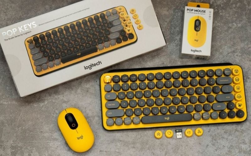 Sinh viên Marketing nên trang bị chuột không dây, tai nghe chống ồn, giá đỡ laptop và bàn phím rời để làm việc hiệu quả.