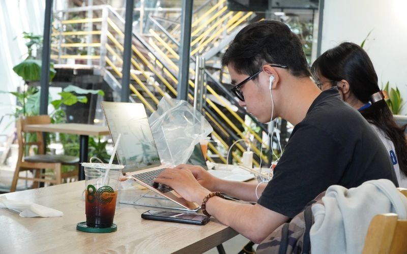 Laptop Intel Evo mỏng, nhẹ sẽ dễ dàng cho bạn mang đi nhiều nơi