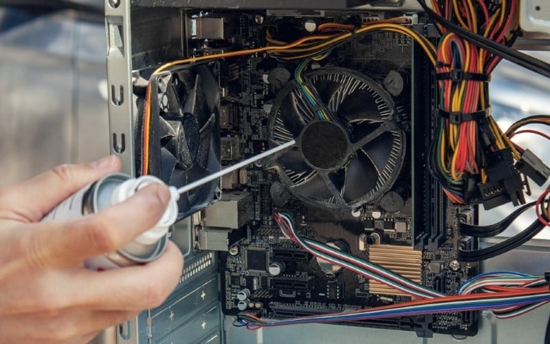 Thực hiện vệ sinh máy tính và hút bụi định kỳ