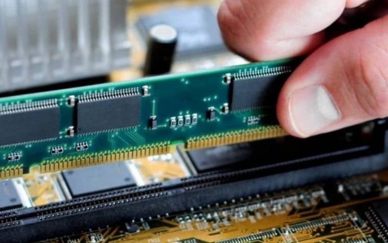 RAM lưu trữ dữ liệu tạm thời để CPU có thể truy xuất nhanh chóng trong quá trình vận hành