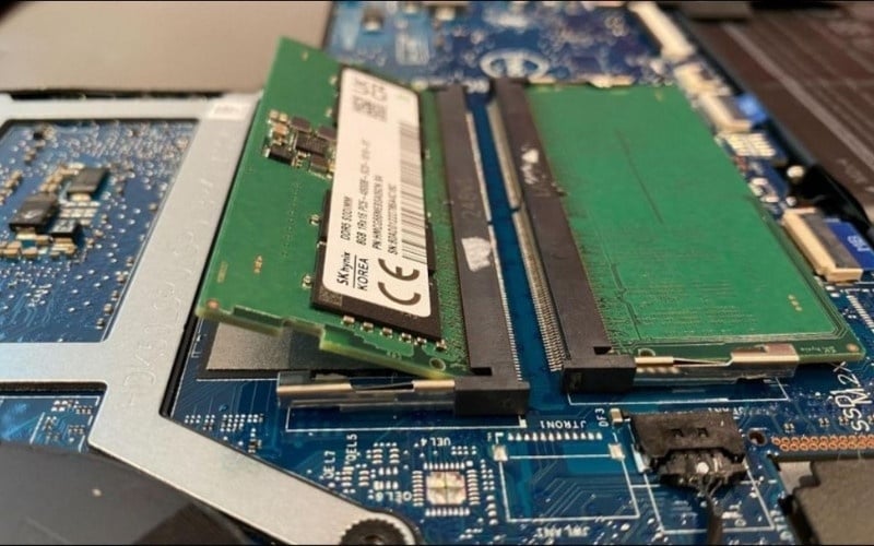 Kéo nhẹ RAM theo chiều nghiêng để tháo linh kiện ra khỏi khe cắm