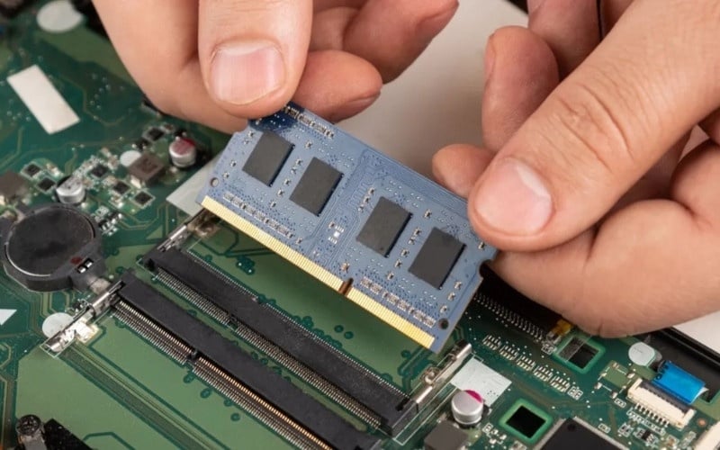 Với laptop, hãy đặt RAM vào khe theo góc 45 độ rồi ấn nhẹ xuống