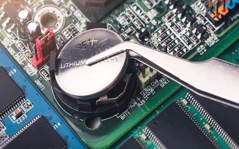 Tháo viên pin CMOS trên bo mạch chủ để thiết lập lại BIOS về mặc định