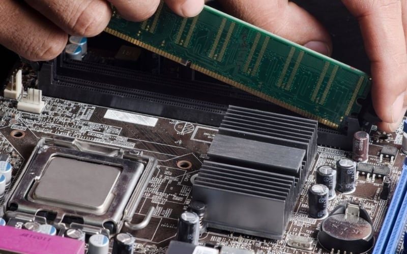 Lắp RAM sai cách có thể gây lỗi, cong chân hoặc chập cháy