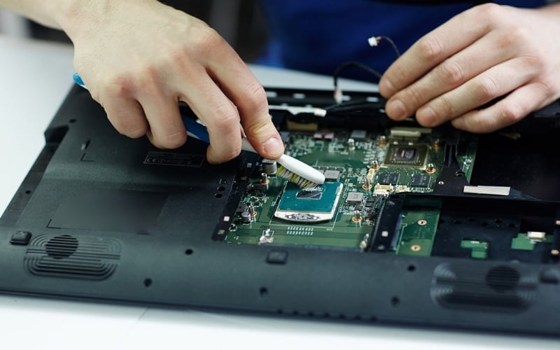 Bạn có thể mang máy đến các trung tâm sửa chữa laptop uy tín