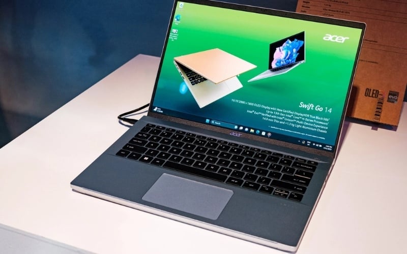 Acer Swift sử dụng các vật liệu nhẹ như nhôm - magiê nên có trọng lượng khá nhẹ