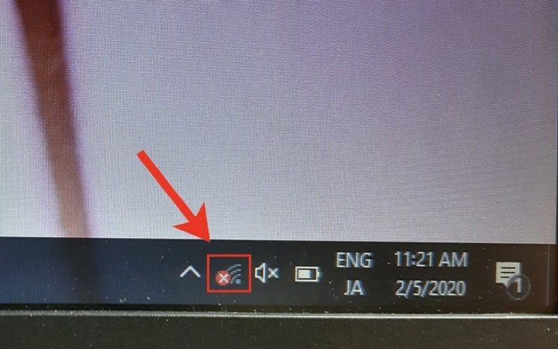 Biểu tượng  WiFi có dấu gạch chéo đỏ là dấu hiệu laptop không kết nối được  WiFi