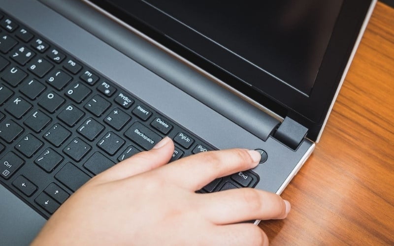 Nhấn nút nguồn nhưng máy không có phản hồi