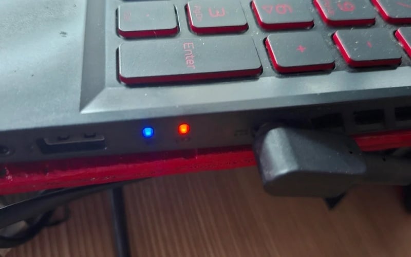 Đèn nguồn sáng xanh, quạt tản nhiệt hoạt động nhưng màn hình vẫn tối đen