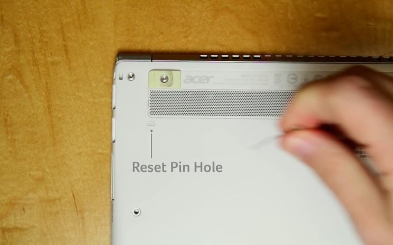 Battery Reset Pinhole giúp xả tĩnh điện và reset mạch nguồn mà không cần tháo máy