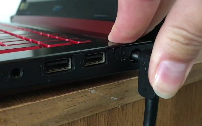 Sử dụng sạc Acer chính hãng cùng công suất để kiểm tra chéo