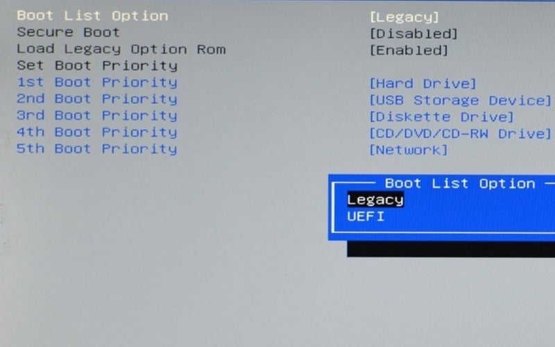 Kiểm tra mục Boot Priority trong BIOS xem ổ cứng SSD/HDD có xuất hiện trong danh sách không