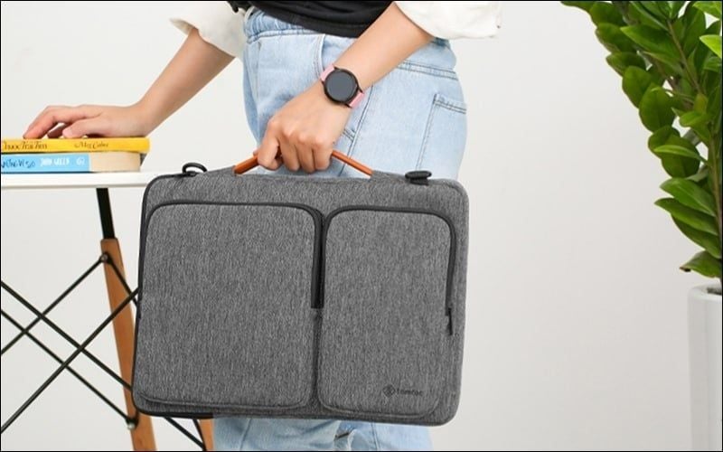 Sử dụng túi chống sốc khi di chuyển để bảo vệ laptop của bạn