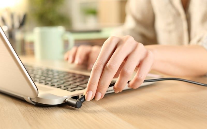 Cắm sạc liên tục laptop&nbsp;trong khoảng 1 đến 2 tiếng trước khi khởi động