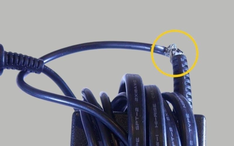 Dây sạc bị đứt gãy có thể khiến laptop không lên nguồn